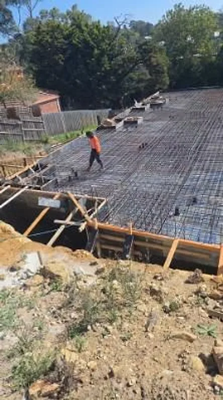 Reinforcing steel tied across a large slab on a sloping block